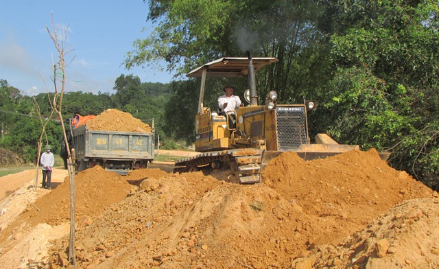 Các đơn vị thi công đắp đất phần nền còn lại để tiến hành đổ bê tông