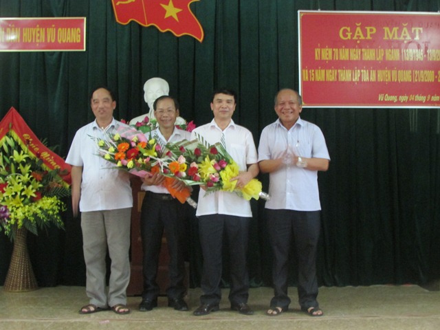 Lãnh đạo huyện Vũ Quang tặng hoa chúc mừng Chánh án Tòa án nhân dân tỉnh, huyện Vũ Quang