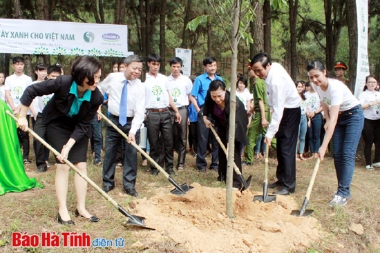Phó Chủ tịch Quốc hội Nguyễn Thị Kim Ngân cùng lãnh đạo các bô, ban, ngành trung ương và tỉnh Hà Tĩnh tham gia trồng cây tại Di tích lịch sử Ngã ba Đồng Lộc