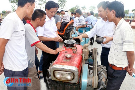 Giáo viên Trường Trung cấp nghề (Sở LĐ-TB&XH) hướng dẫn kỹ thuật sửa chữa, vận hành máy cày cho nông dân xã Phù Việt (Thạch Hà)