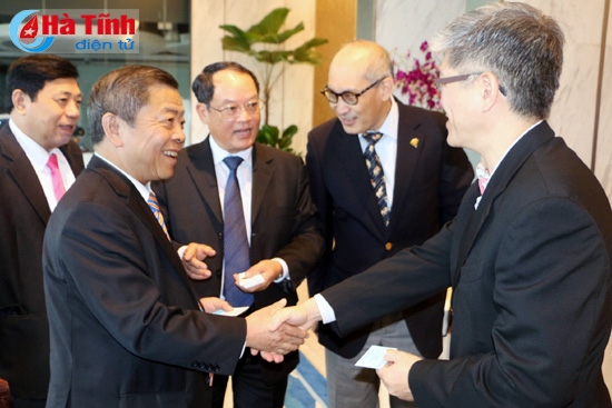 Bí thư Tỉnh ủy Võ Kim Cự trao đổi bên lề với lãnh đạo một số tập đoàn lớn của Singapore trong chuyến xúc tiến đầu tư vào Hà Tĩnh tại quốc gia này (tháng 11/2014).