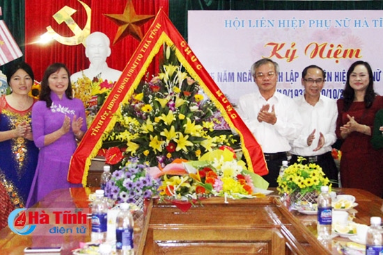 Phó Bí thư Tỉnh ủy Trần Nam Hồng tặng hoa chúc mừng Hội LHPN tỉnh