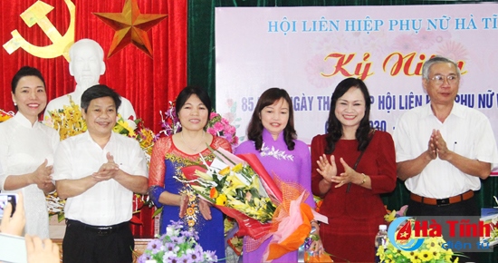 Lãnh đạo tỉnh Hà Tĩnh chúc mừng Hội Liên hiệp phụ nữ