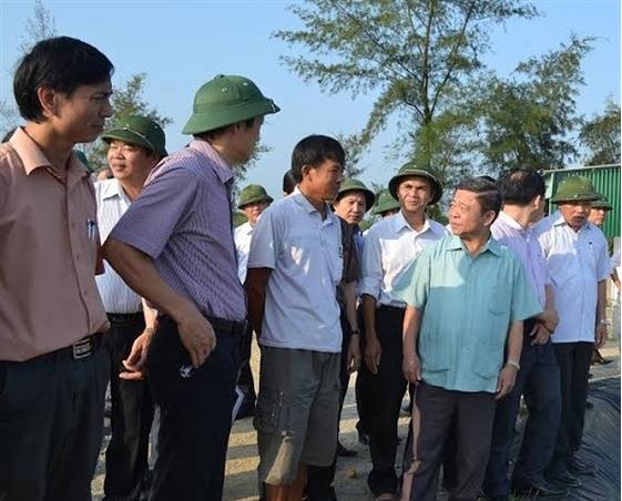 Bí thư Tỉnh ủy Hà Tĩnh Võ Kim Cự (thứ tư từ trái sang) kiểm tra tình hình xây dựng NTM