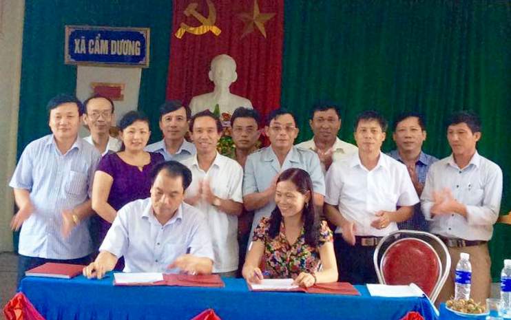 Các đại biểu chứng kiến Lễ ký kết đỡ đầu giữa Bảo hiểm xã hội tỉnh với xã Cẩm Dương