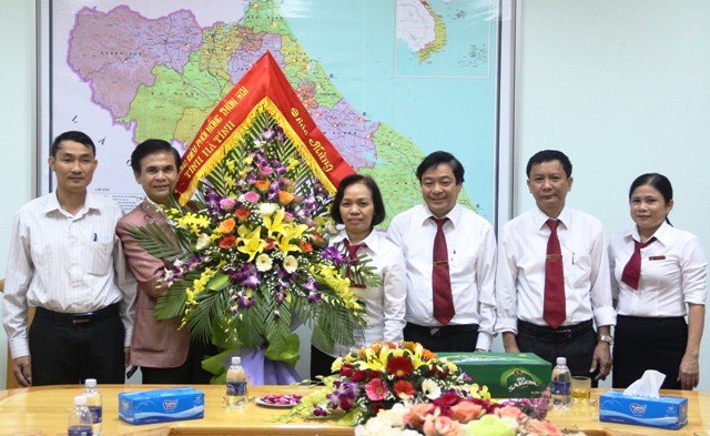 Lãnh đạo Văn phòng Điều phối NTM tỉnh chúc mừng các doanh nghiệp nhân ngày Doanh nhân Việt Nam