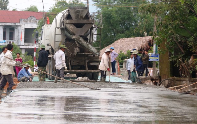 Xã Cẩm Lạc ra quân làm đường trục xã để hoàn thành tiêu chí giao thông.