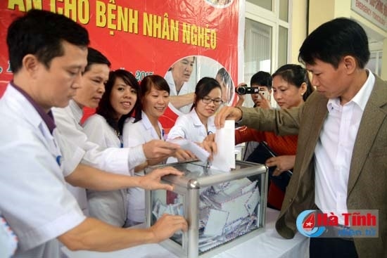 Các tổ chức CT-XH trong tỉnh và cán bộ, viên chức BVĐK tỉnh ủng hộ Quỹ "Bữa ăn miễn phí cho bệnh nhân nghèo" tại BVĐK tỉnh
