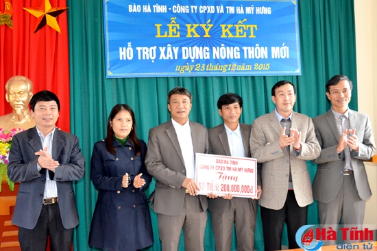Ban biên tập Báo Hà Tĩnh và lãnh đạo huyện Lộc Hà trao tiền hỗ trợ cho xã Ích Hậu