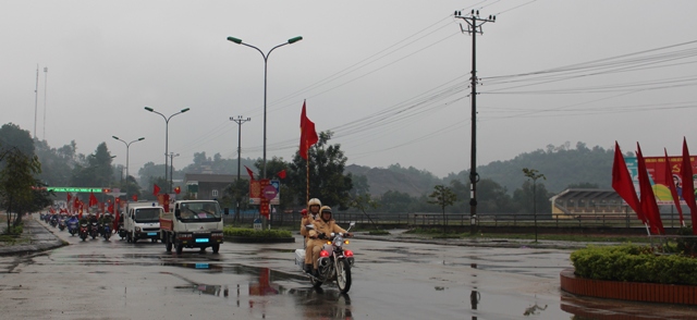 Diễu hành trên các trục đường trung tâm huyện