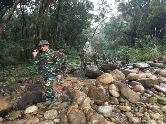 Chiến sỹ Đồn Biên phòng Hương Quang tuần tra khu vực biên giới