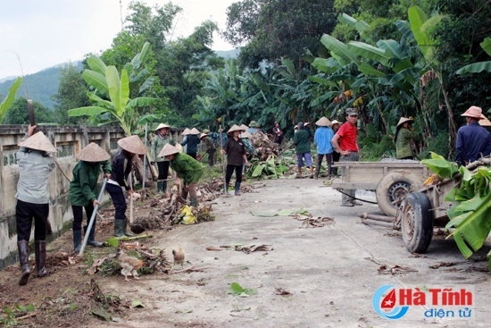 Nhân dân xã Sơn Quang ra quân vệ sinh môi trường, phát quang hành lang giao thông.