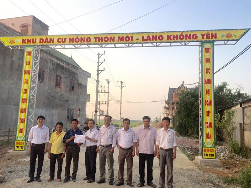 Hỗ trợ tiền xây dựng cổng chào cho thôn Hùng Dũng, xã Đức Yên