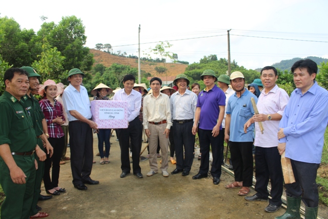 LĐLĐ tỉnh, huyện trao quà lưu niệm cho các thôn của xã Sơn Thọ xây dựng NTM
