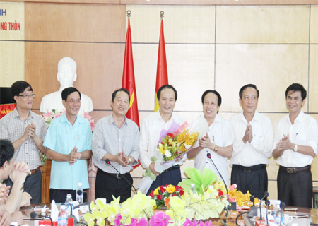 Lãnh đạo Sở Nông nghiệp và Phát triển nông thôn tặng hoa chúc mừng ông Nguyễn Văn Việt, Giám đốc Sở Nông nghiệp và Phát triển nông thôn