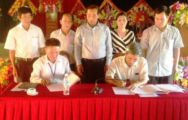 Cục trưởng Cục Thống kê Hà Tĩnh Nguyễn Việt Hùng và Trưởng Ban xây dựng NTM xã Vượng Lộc Trần Văn Đoài ký kết chương trình đỡ đầu xây dựng NTM