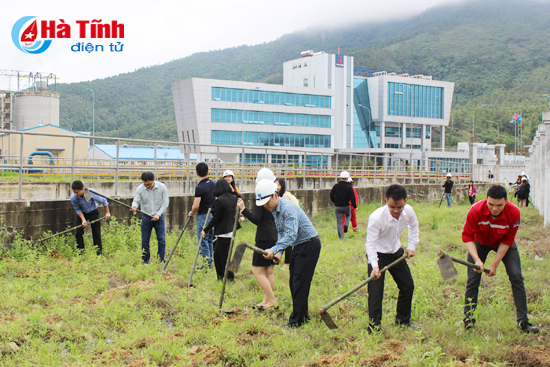 Cán bộ, công nhân viên Nhà máy Nhiệt điện Vũng Áng 1 dọn vệ sinh môi trường khuôn viên nhà máy định kỳ và trồng mới cây xanh.