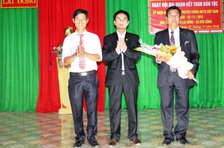 Chánh Văn phòng Điếu phối NTM tỉnh Trần Huy Oánh tặng hoa và quà chúc mừng cán bộ, nhân dân thôn Lai Đồng
