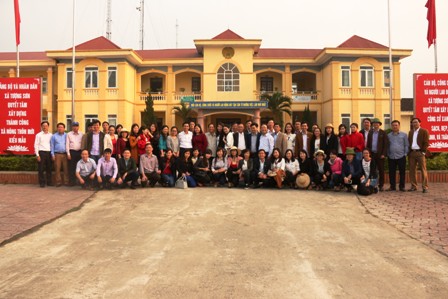 Đoàn chụp ảnh lưu niệm tại UBND xã Tượng Sơn, Thạch Hà