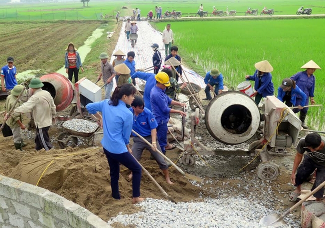 Thực hiện chủ trương Nhà nước và nhân dân cùng làm, các địa phương ở Hà Tĩnh đã đổ bê-tông hàng nghìn km đường giao thông nông thôn.