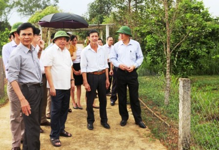 Phó Chủ tịch UBND tỉnh Đặng Ngọc Sơn cùng đoàn kiểm tra vườn mẫu ông Phan Thanh Trường, thôn Nam Trà, xã Hương Trà (Hương Khê)