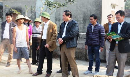 Đồng chí Trần Huy Oánh, Chánh Văn phòng Điều phối NTM tỉnh kiểm tra, hướng dẫn chỉnh trang vườn mẫu tại xã Vượng Lộc huyện Can Lộc