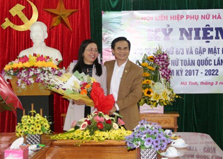 Chánh Văn phòng Điều phối nông thôn mới tỉnh Trần Huy Oánh tặng hoa, chúc mừng Hội Liên hiệp Phụ nữ tỉnh