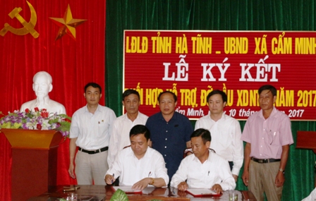 Lãnh đạo Liên Đoàn lao động tỉnh và xã Cẩm Minh ký kết Chương trình phối hợp đỡ đầu xây dựng NTM