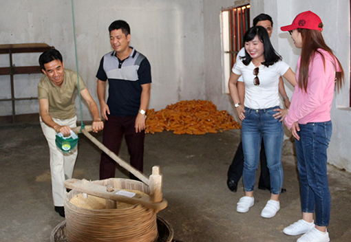 Đoàn trải nghiệm xay lúa tại Trung tâm Phát triển Hương Bình (Hương Khê)