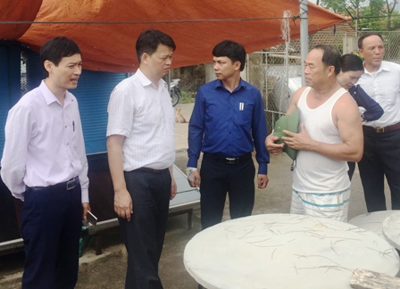 Đoàn liên ngành cấp tỉnh kiểm tra mô hình chế biến nước mắm tại xã Xuân Liên, huyện Nghi Xuân