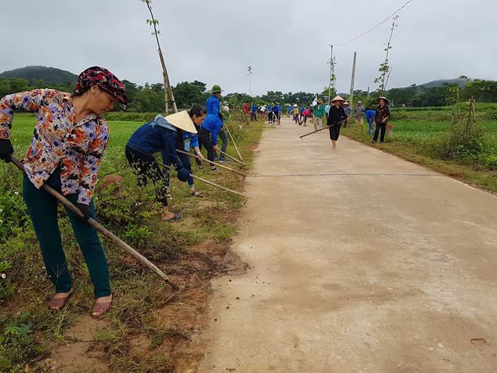 Chi Hội Phụ nũ thôn 5 xã Hương Thọ ra quân dọn vệ sinh môi trường trên tuyến đường trục xã