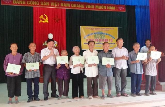 Đại diện Bảo hiểm xã hội huyện Can Lộc trao thẻ BHYT cho người cao tuổi một số ở một số xã trên địa bàn huyện