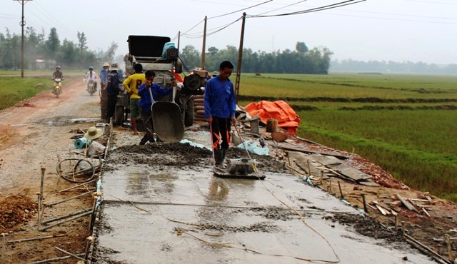 Nhân dân xã Sơn Lộc (Can Lộc) huy động nguồn lực làm đường giao thông nông thôn