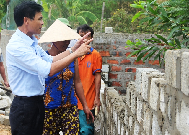 Chánh Văn phòng NTM Trần Huy Oánh tư vấn, hướng dẫn người dân thôn 9 xã Cẩm Quang xây dựng hàng rào thoáng.