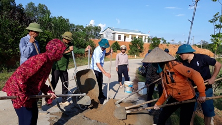 Công đoàn cơ quan UBND xã phối hợp với Ban phát triển thôn tiến hành xây dựng hệ thống bồn hoa, cây cảnh trên tuyến đường trung tâm thôn 8
