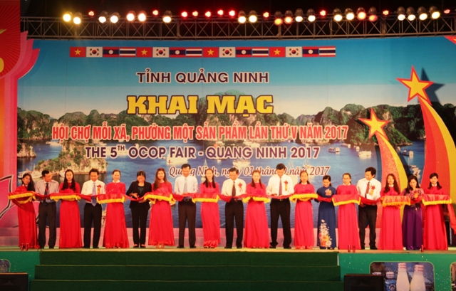 Các đại biểu cắt băng khai mạc Hội chợ OCOP Quảng Ninh lần thứ V năm 2017