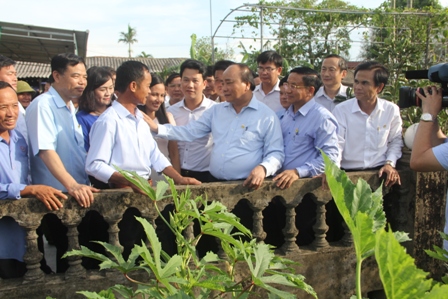 Thủ tướng Chính phủ Nguyễn Xuân Phúc thăm vườn mẫu tại thôn Hà Thanh, xã Tượng Sơn, huyện Thạch Hà