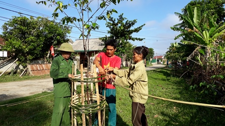 Nhân dân thôn Tân Lệ rào hệ thống cây xanh