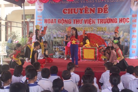 Học sinh trường tiểu học Ân Phú kể chuyện cổ tích Sơn Tinh Thủy Tinh bằng hình thức sân khấu hóa
