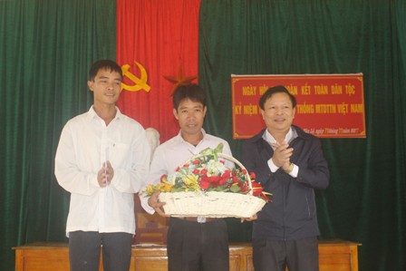 Đ/c Đặng Văn Tính – Phó Trưởng Ban nội chính tỉnh tặng hoa chúc mừng Ban mặt trận thôn Tân Lệ