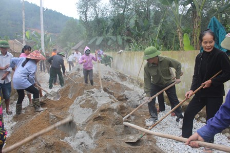BCH Hội Nông dân huyện phối hợp với nhân dân thôn Bình Quang xã Đức Liên làm đường bê tông vào nhà văn hóa thôn; nạo vét kênh mương