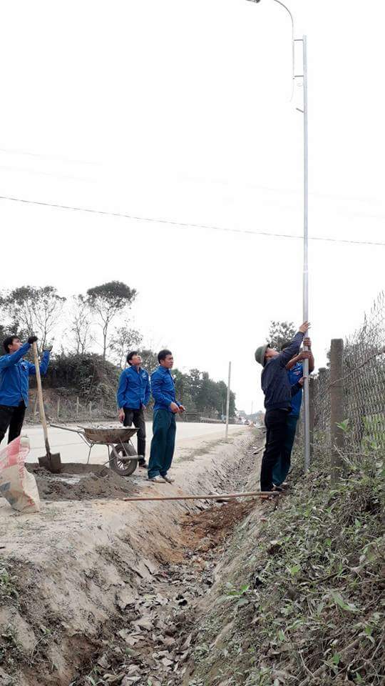 Đoàn thanh niên xã Hương Minh: xây dựng 1,5 km đường điện thắp sáng làng quê