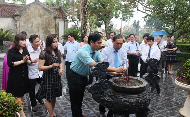 Du khách dâng hương tại nhà thờ Nguyễn Du.