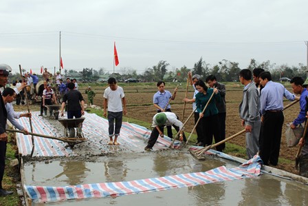 Lãnh đạo huyện Lộc Hà cùng tham gia động viên tinh thần với bà con nhân dân thôn Sơn Phú, xã Mai Phụ.