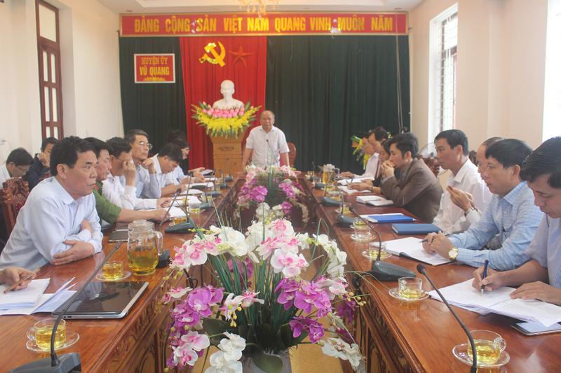 Đ/c Phạm Hữu Bình – Bí thư Huyện ủy, Chủ tịch HĐND huyện yêu cầu các ngành, đơn vị, địa phương bám sát khung kế hoạch triển khai hiệu quả các mục tiêu nhiệm vụ đã đề ra, nhất là triển khai xây dựng NTM.