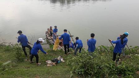 Đoàn viên thanh niên xã Ân Phú thu gom rác thải trên sông Ngàn Sâu đoạn qua xã Ân Phú.
