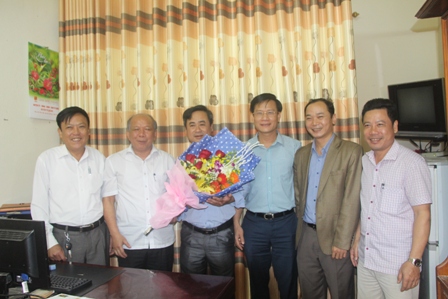 Lãnh đạo huyện Vũ Quang tặng hoa chúc mừng Trung tâm VHTT- TDTT huyện nhân dịp kỷ niệm 72  năm ngày Thể thao Việt Nam