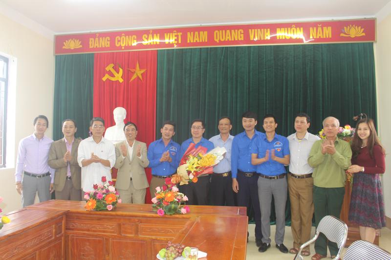 Lãnh đạo huyện tặng hoa chúc mừng BTV Huyện đoàn