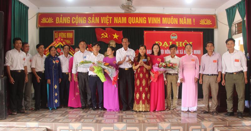 Lãnh đạo huyện, Hội nông dân huyện tặng hoa chúc mừng BCH nhiệm kỳ mới