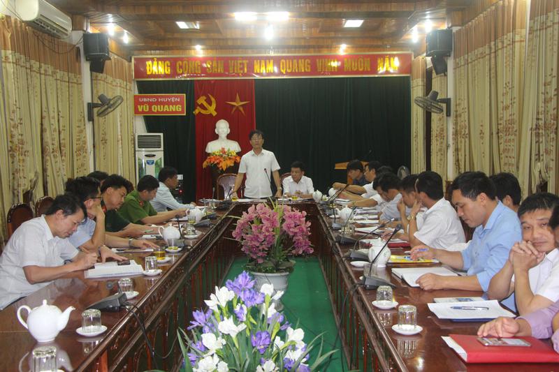 Đồng chí Trịnh Văn Ngọc, Chủ tịch UBND huyện phát biểu chỉ đaọ cuộc họp